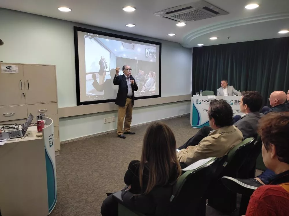 Encontro Sincodiv-RS com o Prof. Marcos Cintra que destaca pontos críticos da Reforma Tributária